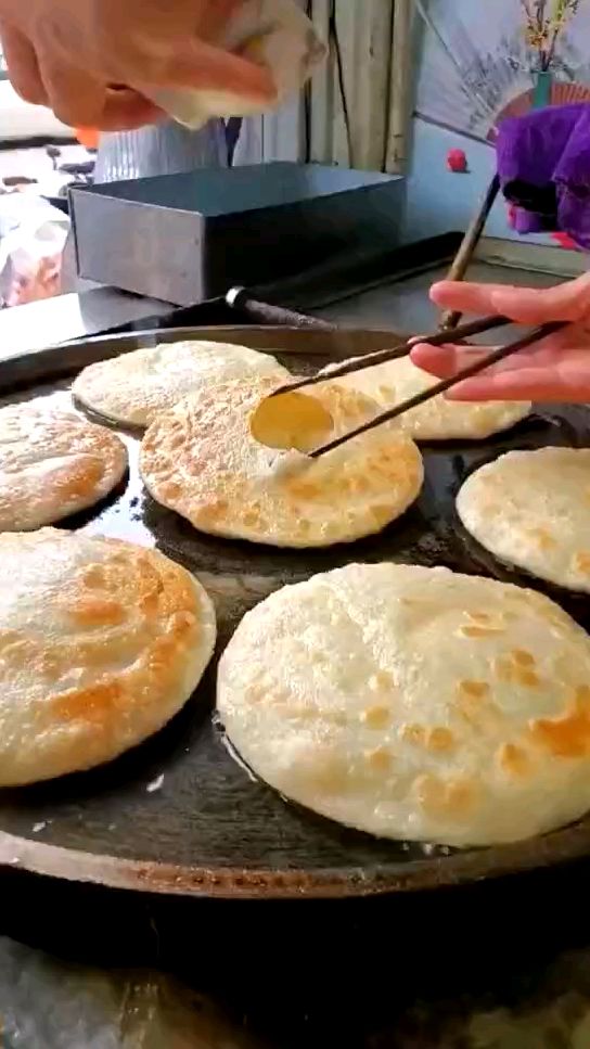 这才是真正的鸡蛋灌饼啊,看着都馋