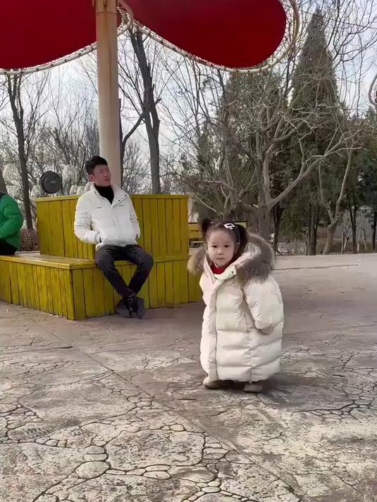 哈哈哈 笑死我了，眼睁睁地看着自己养的小白菜被猪拱了