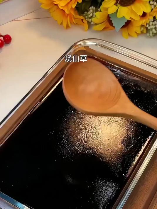 原来在家就可以做烧仙草奶茶,只要搅一搅比奶茶店还要好喝