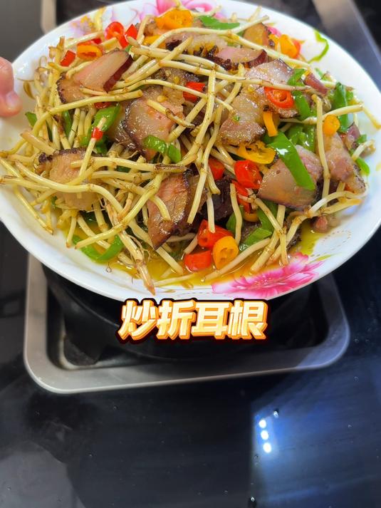 腊肉炒折耳根,把整个季节的味道都装进去,三碗米饭都不够吃