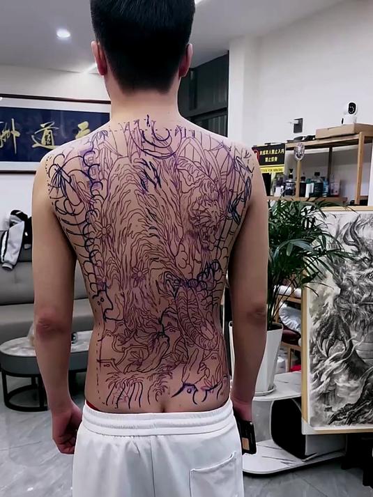 精神小伙纹身下山虎,大家看有没有毁皮