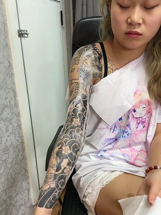 非常狂野的美女,竟然纹身花臂,整个胳膊看着真脏