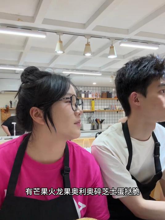 用爱做出来的丑丑蛋糕情侣恋爱日常憨憨男友白羊天秤做蛋糕