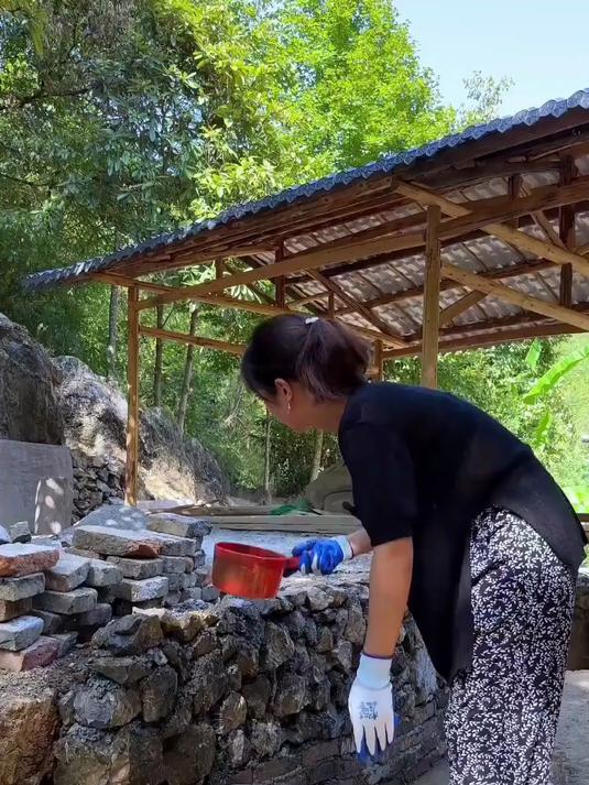 本来只想在鱼池上游挖个蓄水池的，没想到会有这么大的惊喜