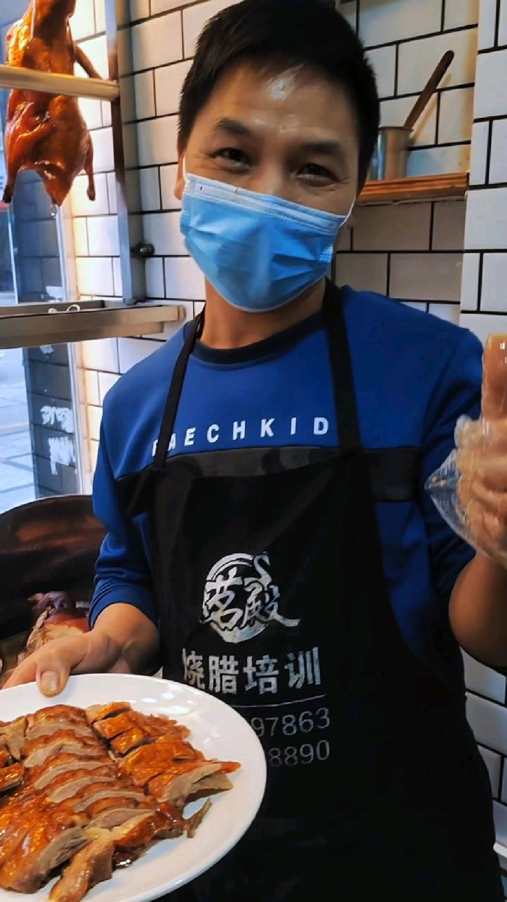 福建烧腊培训徒弟第一次学习烧鸭的腌制,制作烤制和烧鸭摆盘刀工,学习的非常不错。