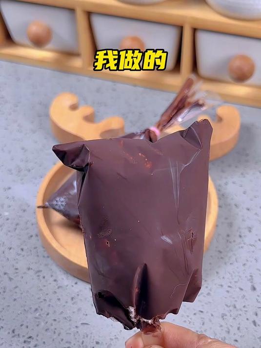 没想到用塑料袋就能做出这么好吃的脆皮草莓冰淇淋 没有一点冰渣