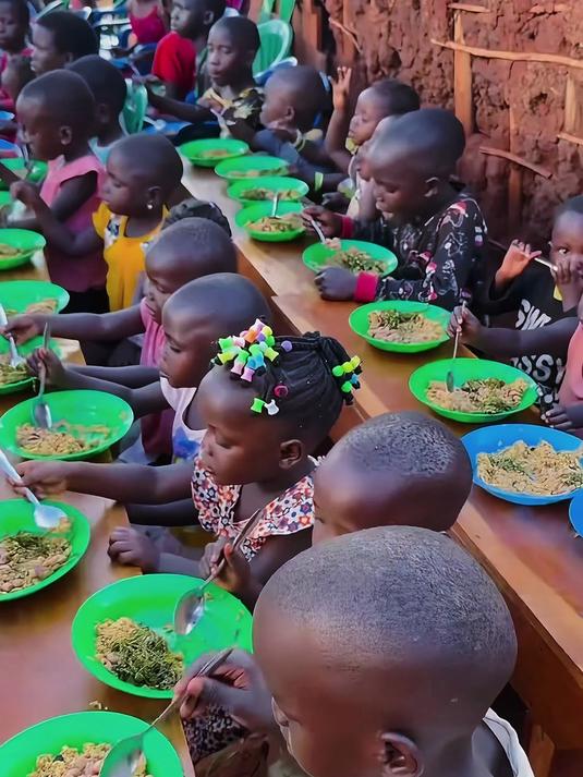 大家看看非洲贵族幼儿园开饭现场