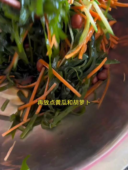 今天老妈做的萝卜干炖排骨，蘸点蒜酱吃着大饼子绝配