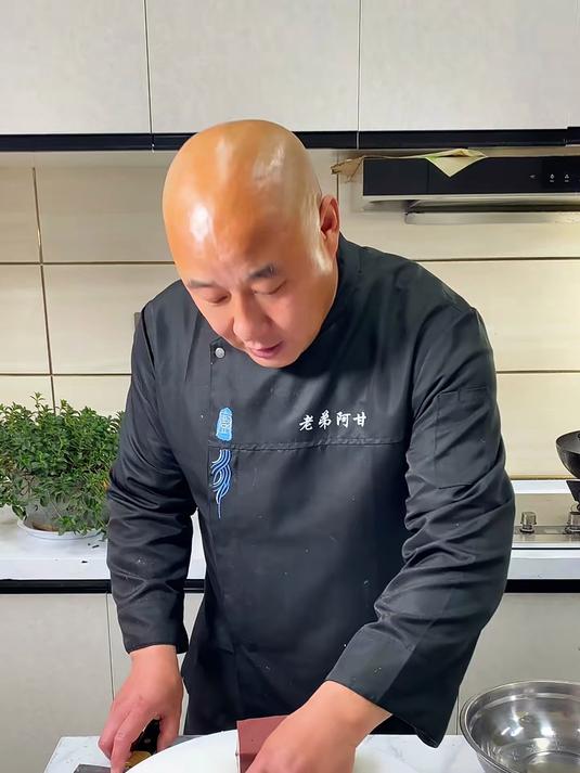 张红甫_阿甘教您在家里做韭菜炒猪血……_超级下饭的家常菜