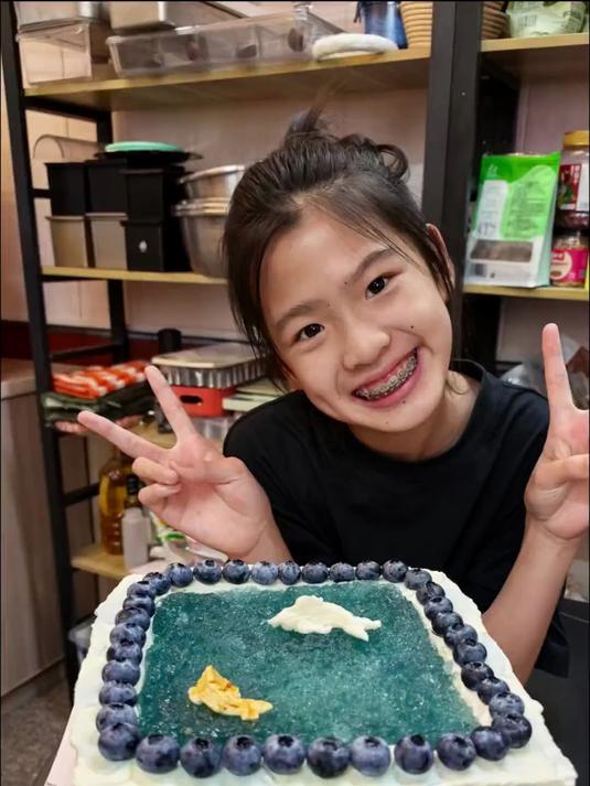 龙龙第一次接开业蛋糕订单。她说：这个蛋糕寓意老板年年有余