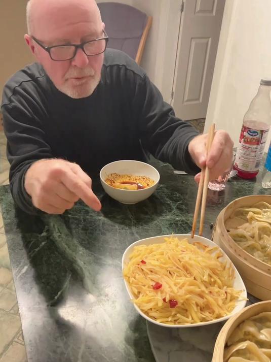 第一次包鸡蛋韭菜虾仁馅的饺子，又把公公给香迷糊到了