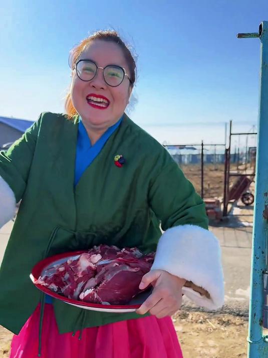 猫冬这两天干吧冷，来上一碗牛肉汤饭热热乎乎的可老得劲了