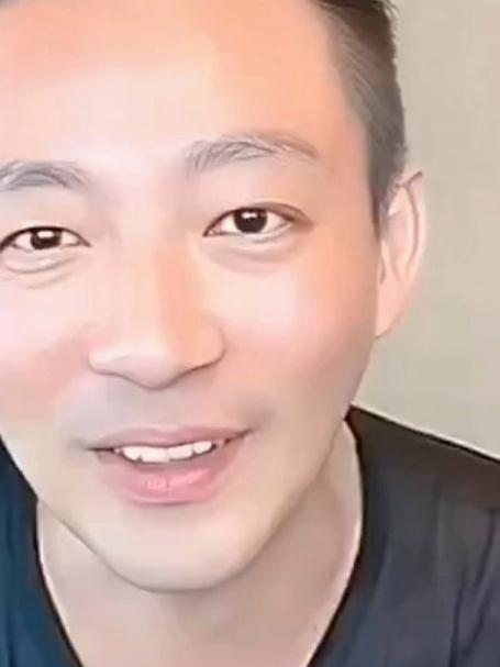 小菲给女儿起小名叫墩墩,自己开心不顾女儿,合体卖爆酸辣粉