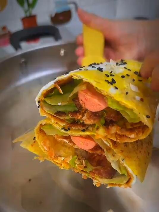 今天给大家分享一个煎饼果子的做法