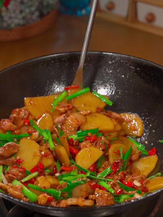 大人孩子都爱吃的土豆炒肉，土豆软嫩焦香