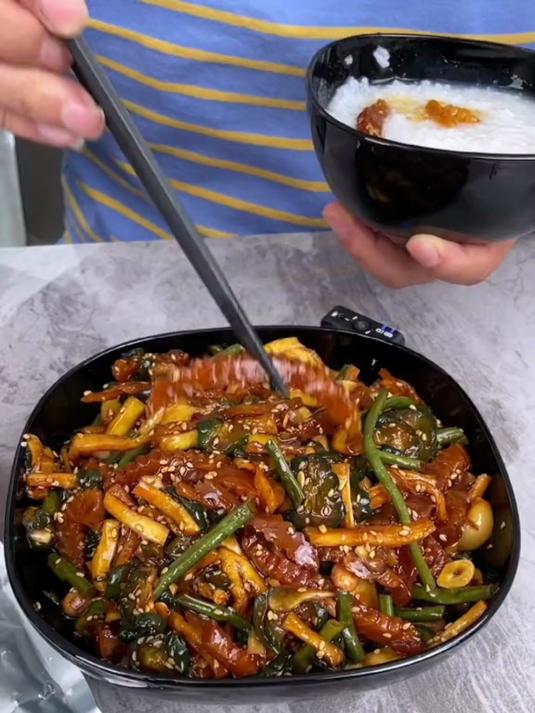 老坛腌的才够味!酱香八宝菜 8 种食材混搭,地道家乡味超正宗!