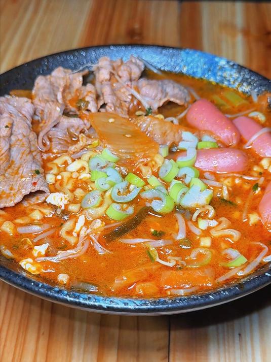 料丰富的辣白菜拉面