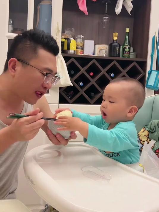 父子俩抢包子都抢出表情包了