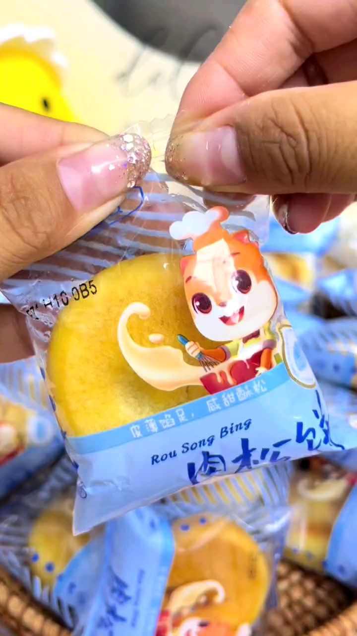 三只松鼠_黄金肉松饼1000g/箱早餐面包零食dy