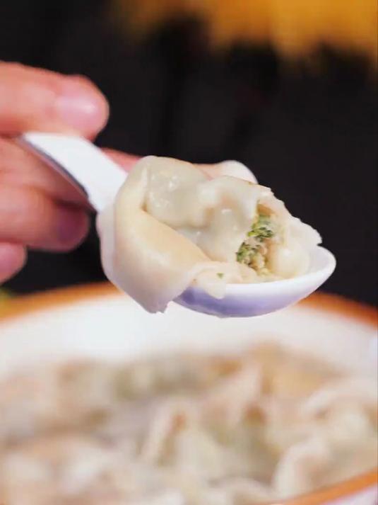 这荠菜馄饨当早餐吃也太满足了!汤鲜味美,皮薄馅大,满口留香!