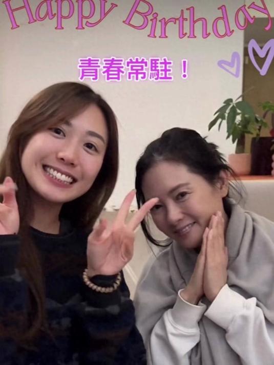李丽珍居家庆祝60岁生日,素颜与女儿吹蜡烛洗尽铅华,准女婿也在