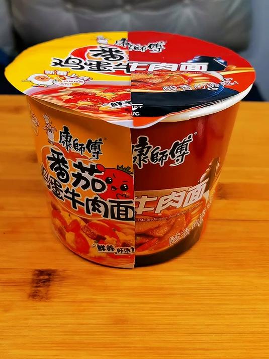 番茄鸡蛋牛肉面加酸辣牛肉面 泡面 番茄牛肉面 酸辣牛肉面