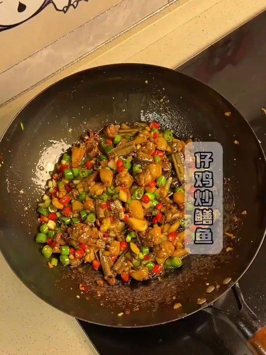 不是我吹！应该没人能拒绝这锅仔鸡炒鳝鱼吧，真的超级下酒又下饭