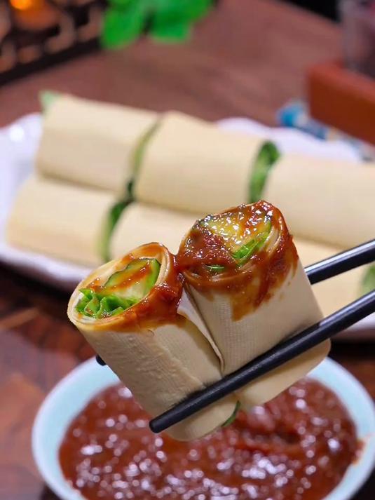 就这个豆皮蔬菜卷蘸酱吃清脆爽口又好吃