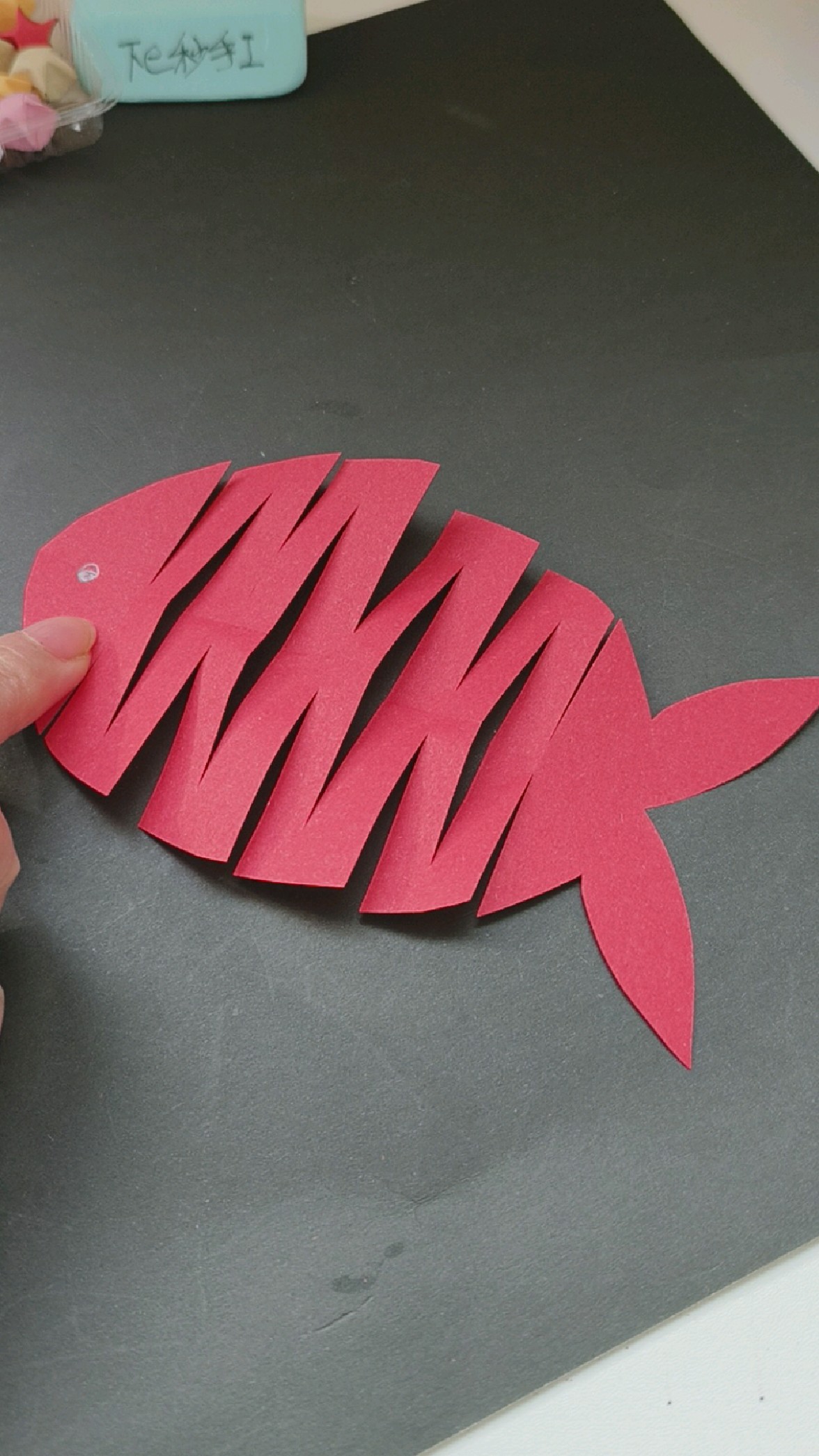 快过年了,正方形折纸剪一条会拉伸的小鱼,祝你年年有鱼(余)简单有趣的儿童剪纸