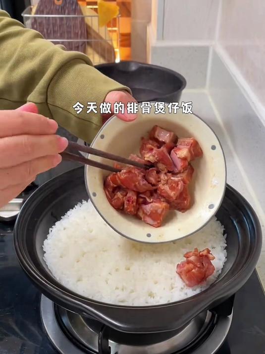 不知道给小朋友吃啥 就煮一锅热乎乎的排骨煲仔饭 有肉有菜又有饭