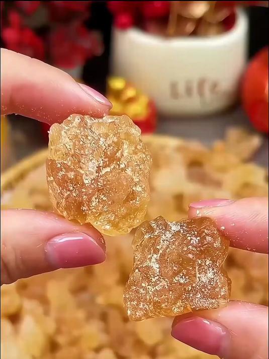 黄冰糖小颗粒易融化,煮粥炖银耳放两勺正合适