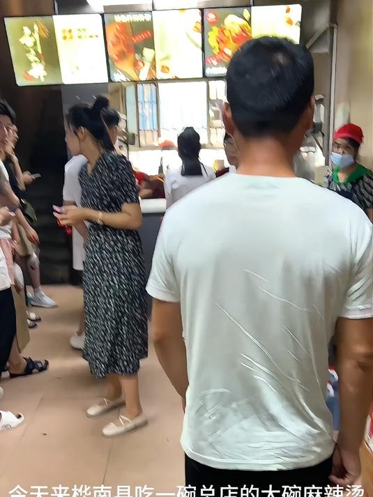 桦南县当地的大碗麻辣烫 真的是太好吃了 就是有点辣