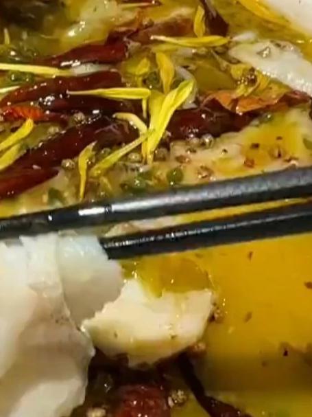 太二酸菜鱼是否为预制菜?店员鱼是统一配送的,在店内切片并腌制