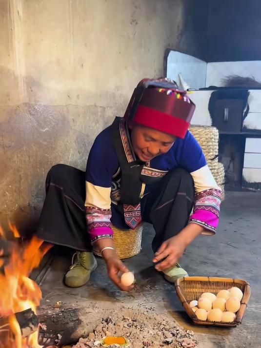 直接把鸡蛋倒进炭火上烤，看着脏吃着香的云南烤鸡蛋！
