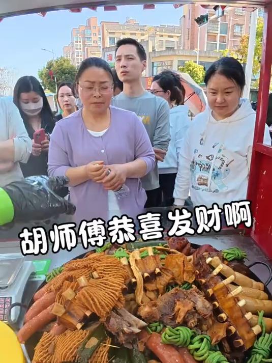 90后小伙带你沉浸式体验摆摊卖卤菜 胡师傅大锅卤菜 沉浸式