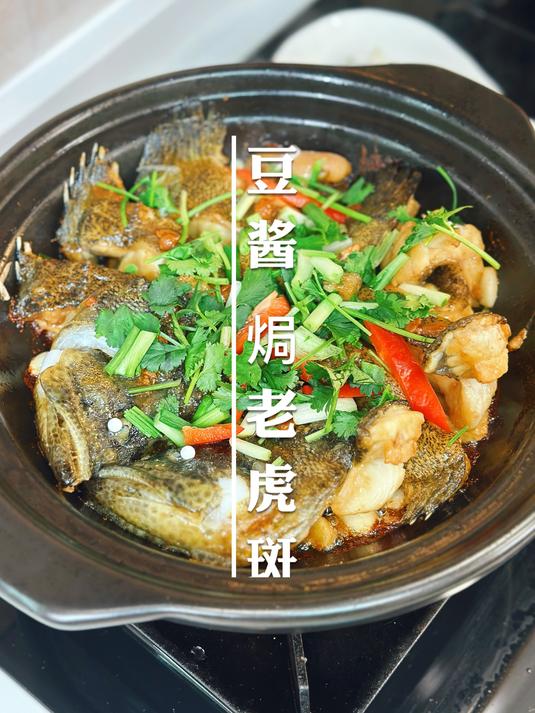 为什么砂锅焗出来的鱼可以这么好吃,鱼肉蒜瓣肉,鱼皮很Q弹,香