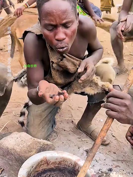 哈扎猎人最爱的美食肉渣骨头汤，徒手就从锅里捞不怕烫