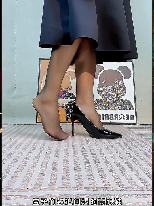 自带气场!黑色尖头蝴蝶结高跟鞋