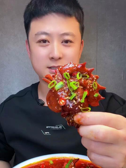 吃一个大公鸡头