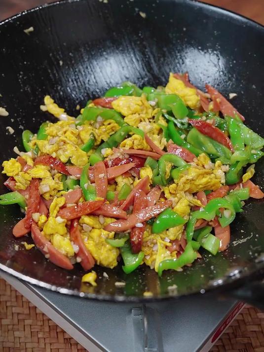 青椒火腿肠炒鸡蛋的做法超级下饭