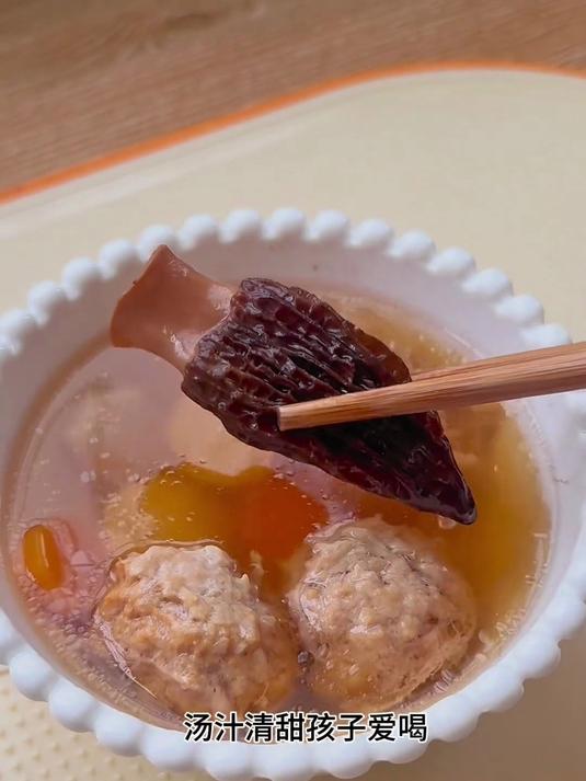我每周都会给宝宝做两次这个羊肚菌瘦肉汤,汤汁清甜孩子爱喝