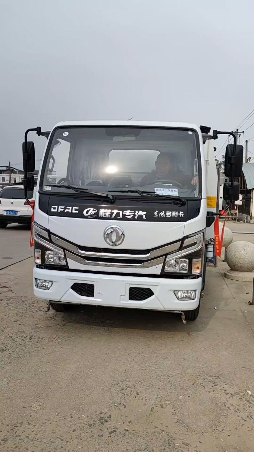 东风多利卡护栏清洗车,全柴136马力发动机,7.00钢丝胎,清洗设备
