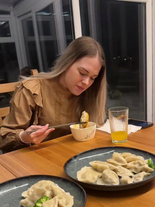 包饺子咯 今天海螺姑姑过来,我们自己揉面擀皮,做顿三鲜饺子吃