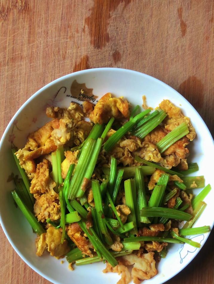 鹅蛋的最佳搭配配菜,当然是芹菜
