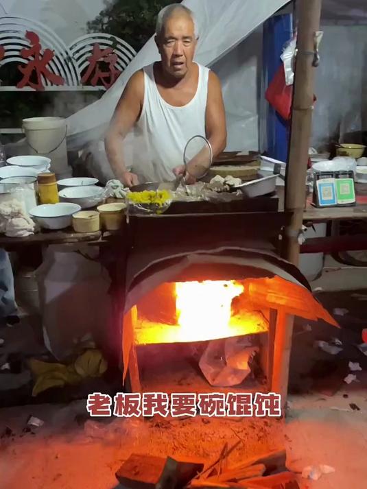 柴火烧的饺子 形状好像小时候折的元宝、纸船哦