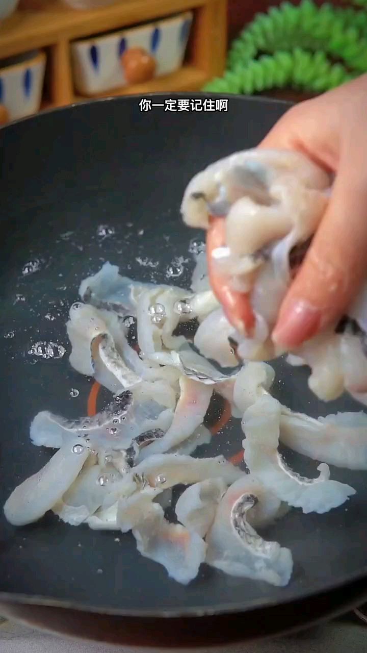 鱼片买回来不要总是水煮了,试试这样做的椒香鱼片,鲜嫩多汁,好吃下饭