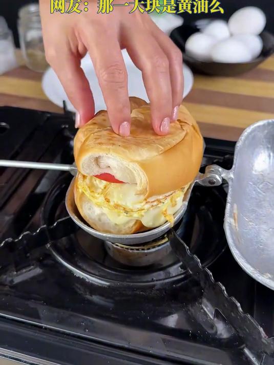 博主记录街头热狗的做法,感觉这热量非常大,那一大块是黄油么
