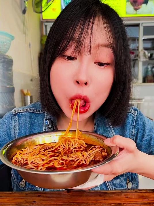 开车400公里来到贵阳，先来嗦一碗红油辣鸡面，配上一碗粑骨肉，巴适！