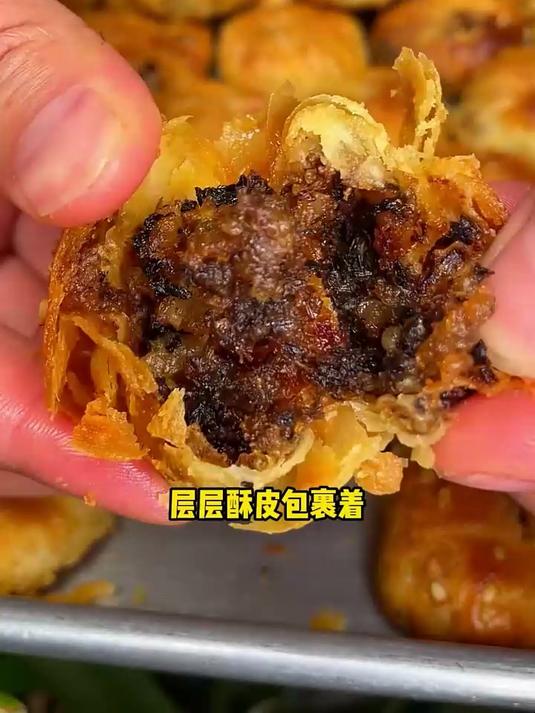 哇～好酥脆的黄山烧饼,满满梅干菜扣肉馅呢,你要不要尝一个!