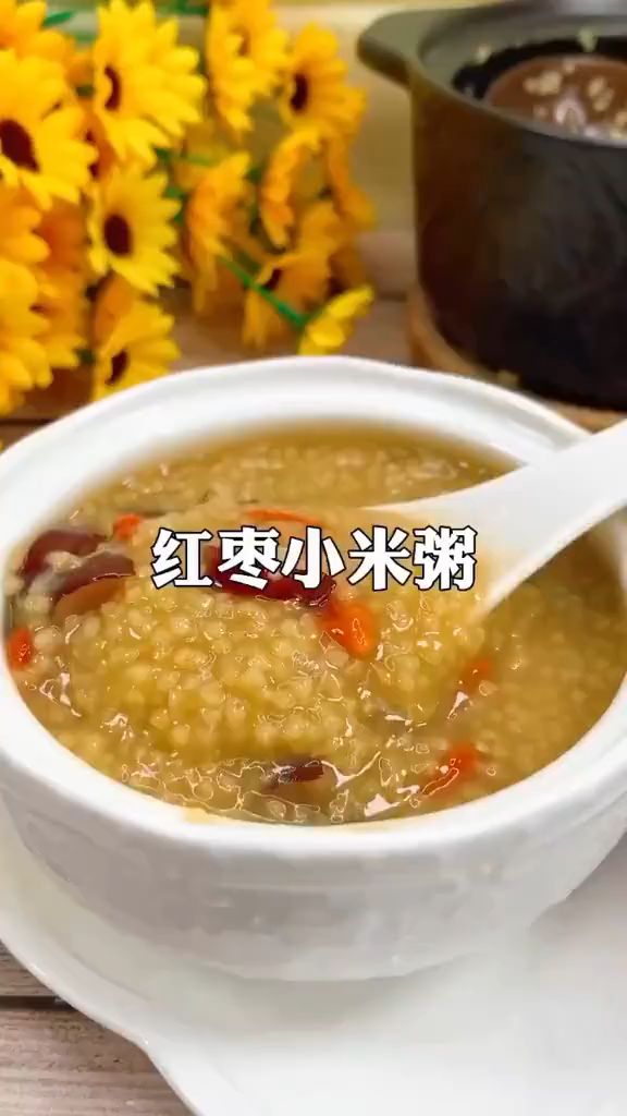 养生健胃的红枣小米粥